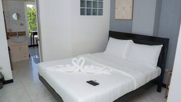 Estudio Deluxe, 1 cama de matrimonio, cocina básica | Ropa de cama hipoalergénica, minibar, caja fuerte y escritorio