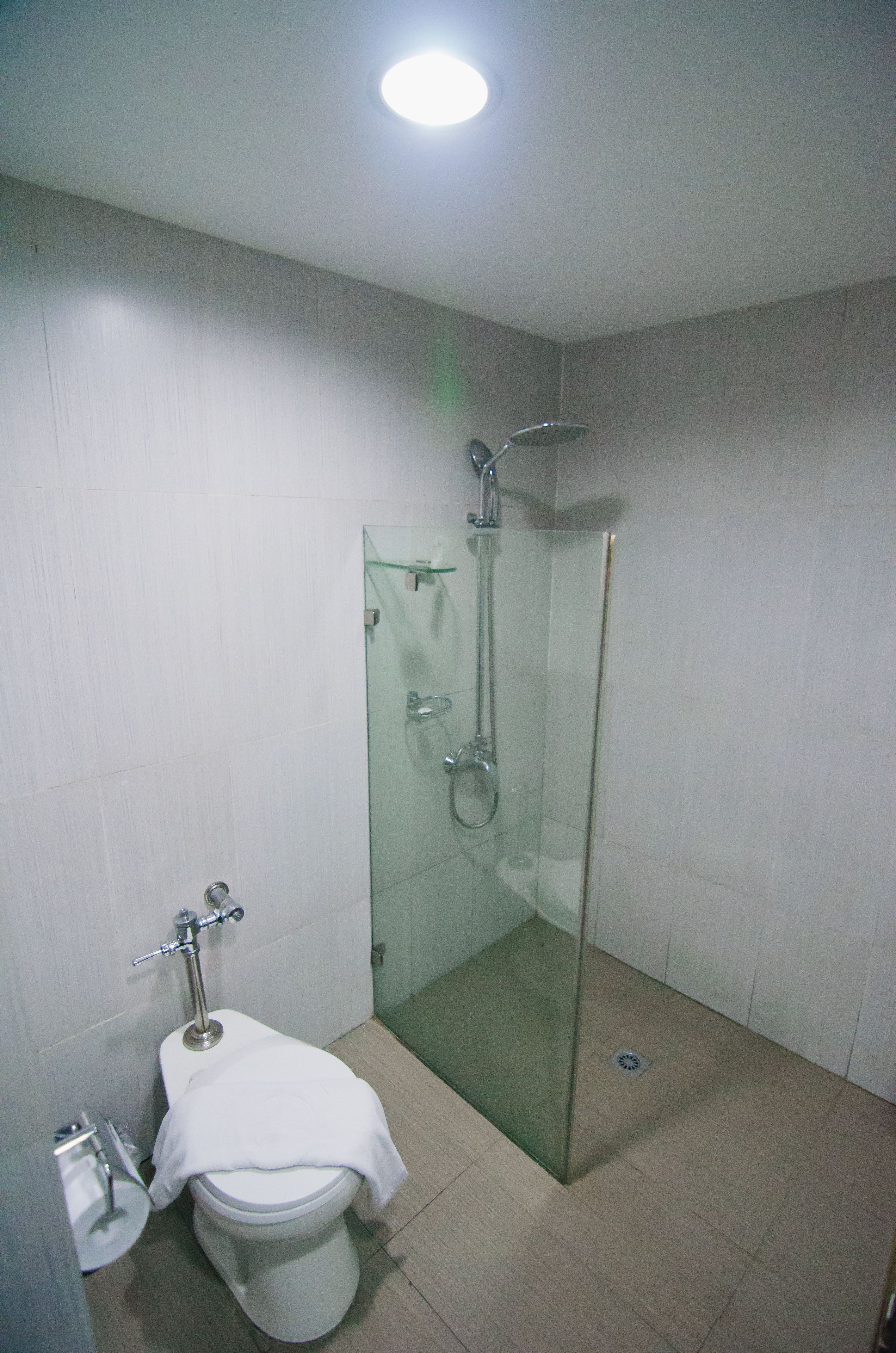 Douche, articles de toilette gratuits, sèche-cheveux, chaussons