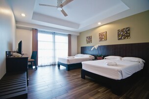 Premiere Deluxe Airconditioning with Veranda | デスク、遮光カーテン、アイロン / アイロン台、ベッドシーツ