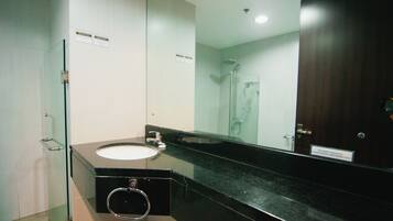 Deluxe Airconditioning | Bagno | Doccia, set di cortesia gratuito, asciugacapelli, pantofole