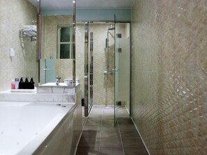 Separate bathtub and shower, jetted bath, free toiletries, hair dryer - Haeya Boutique Hotel (Ulsan)