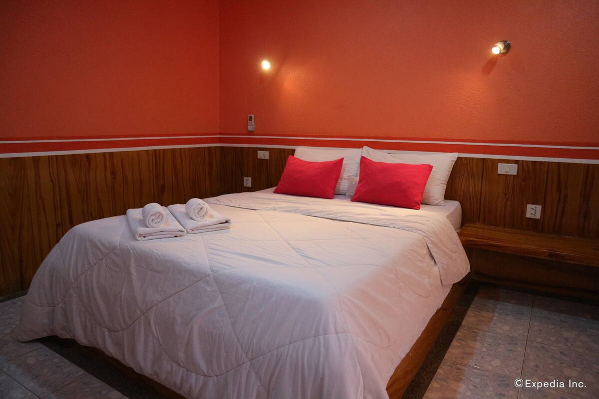 Royal Suite Triple with Seaview | Minibar, desk, blackout drapes, WiFi (free)