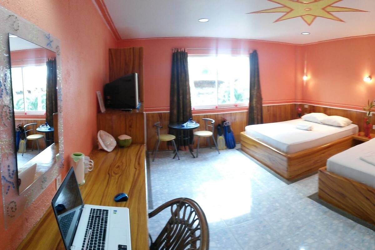Deluxe Family Room | Minibar, desk, blackout drapes, WiFi (free)