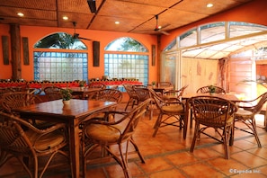 朝食、ランチ、ディナーに営業 (多国籍料理、ビーチビュー)