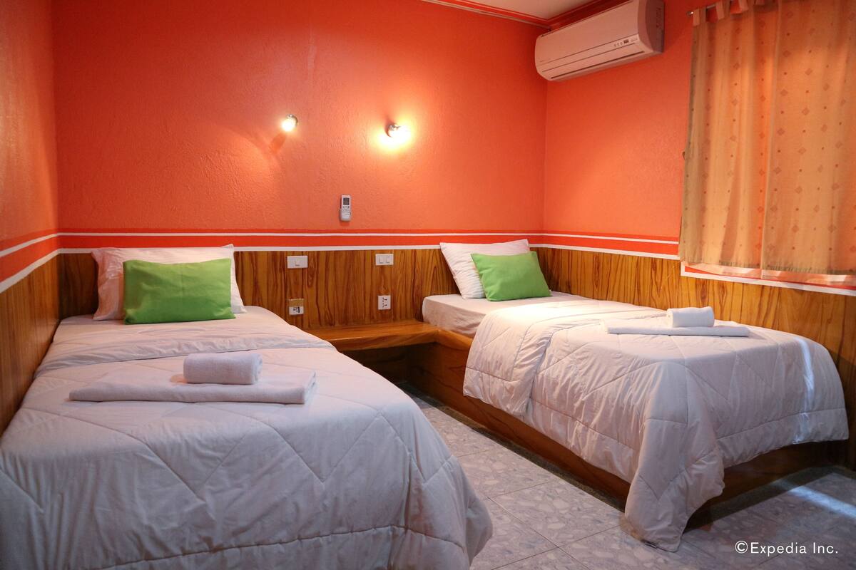 Standard Twin Room | Minibar, desk, blackout drapes, WiFi (free)
