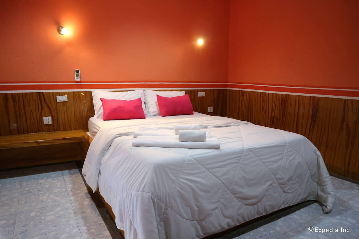 Suite Royal, vista mare parziale | Minibar, una scrivania, tende oscuranti, Wi-Fi gratuito