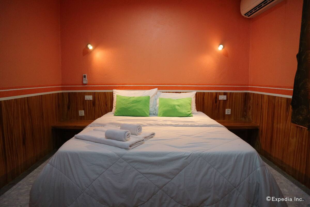 Standard Double Room | Minibar, desk, blackout drapes, WiFi (free)