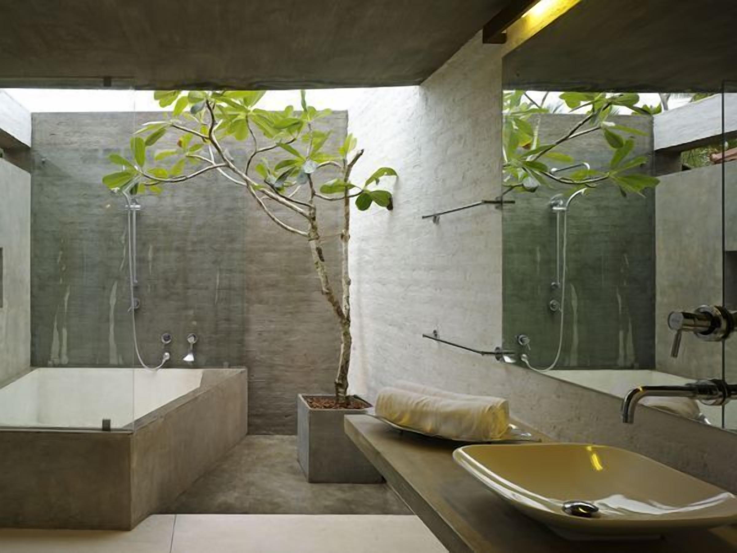Shower, free toiletries