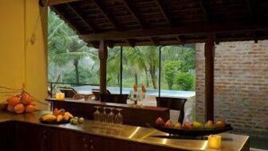Una cocina con armarios de madera, una encimera y vistas al exterior.