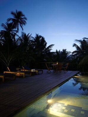 حمّام سباحة خارجي