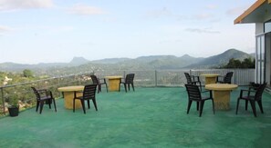 Outdoor dining - Pure Nature Hotel (Kandy)