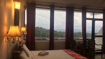 Desk, soundproofing, free cots/infant beds, bed sheets