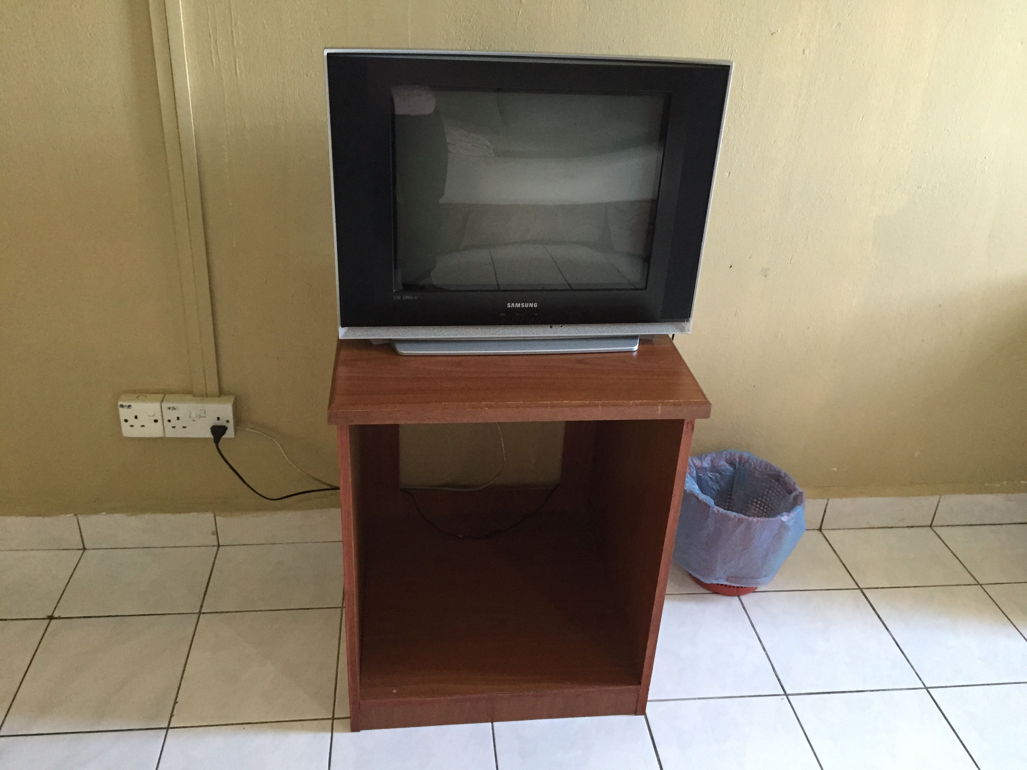 basic room, 1 queen bed | room amenity