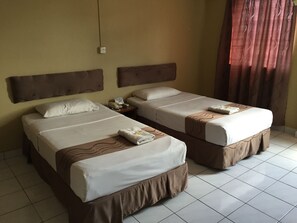 Habitación básica con 2 camas individuales, 4 habitaciones | Escritorio y wifi gratis