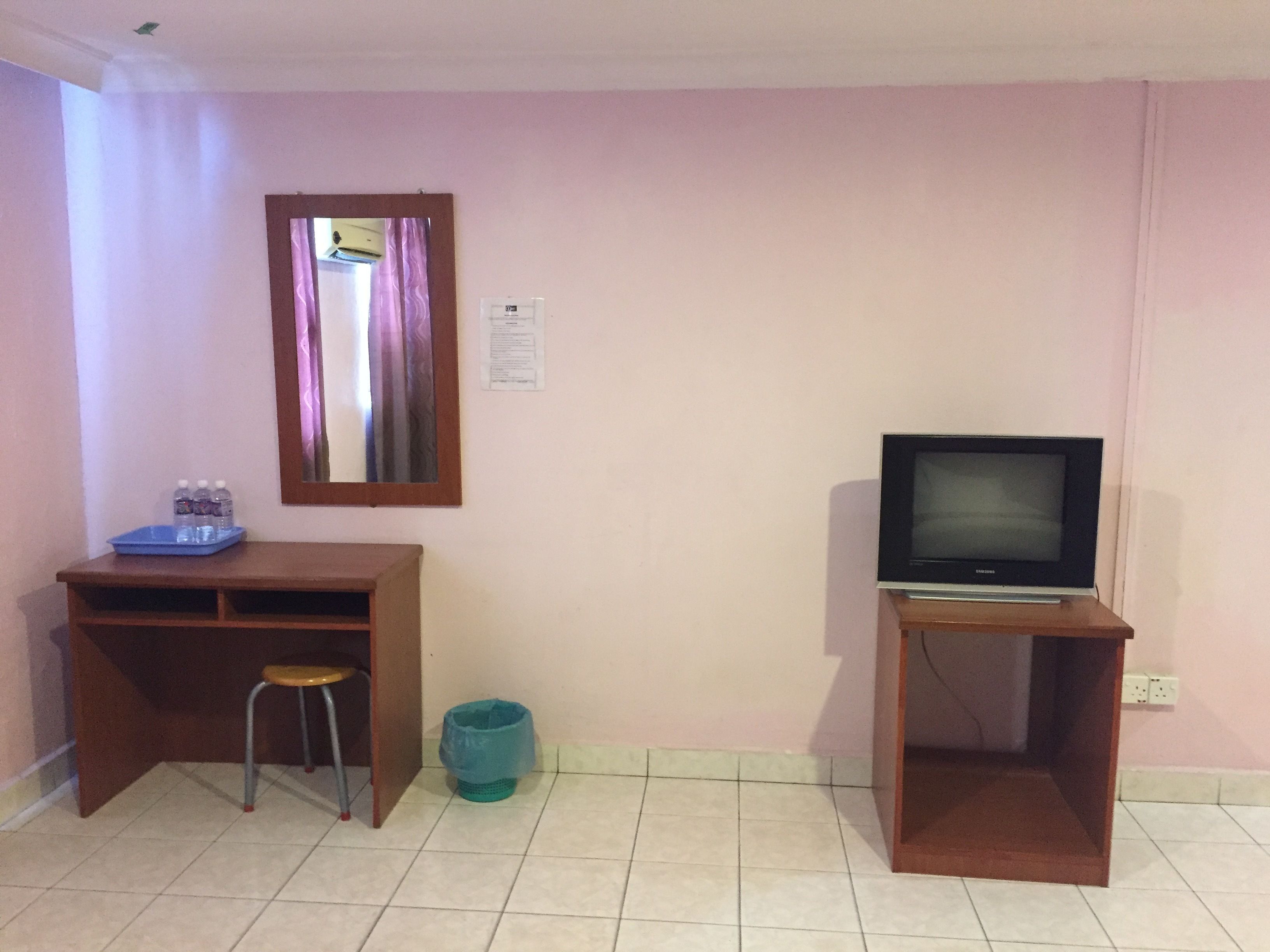 basic twin room | desk, free wifi