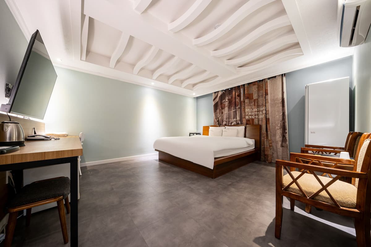 Deluxe Room | Desk, blackout drapes, WiFi (free), bed sheets