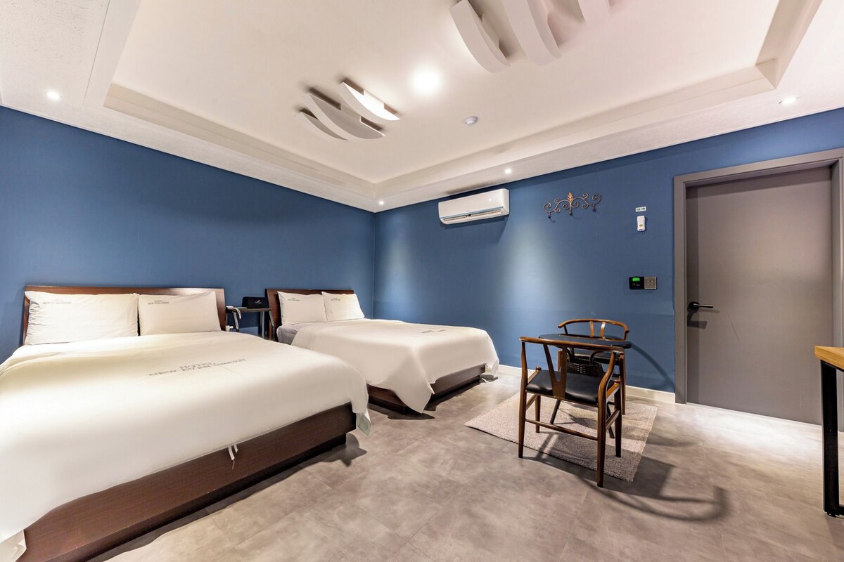 Escritorio, cortinas blackout, wifi gratis y ropa de cama 