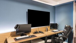 Gaming 2PC | Skrivebord, blendingsgardiner, wi-fi (inkludert) og sengetøy