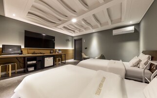Escritorio, cortinas blackout, wifi gratis y ropa de cama 