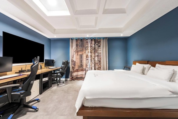 Gaming 2PC | Desk, blackout drapes, free WiFi, bed sheets