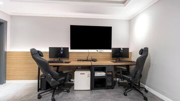 Business Gaming 2PC | Desk, blackout drapes, free WiFi, bed sheets