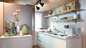 Frigorífico, microondas, horno y placa de cocina