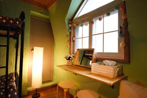 Kamar, Bebas Asap Rokok (Friends Room) | Setrika/meja setrika, Wi-Fi gratis, dan seprai linen