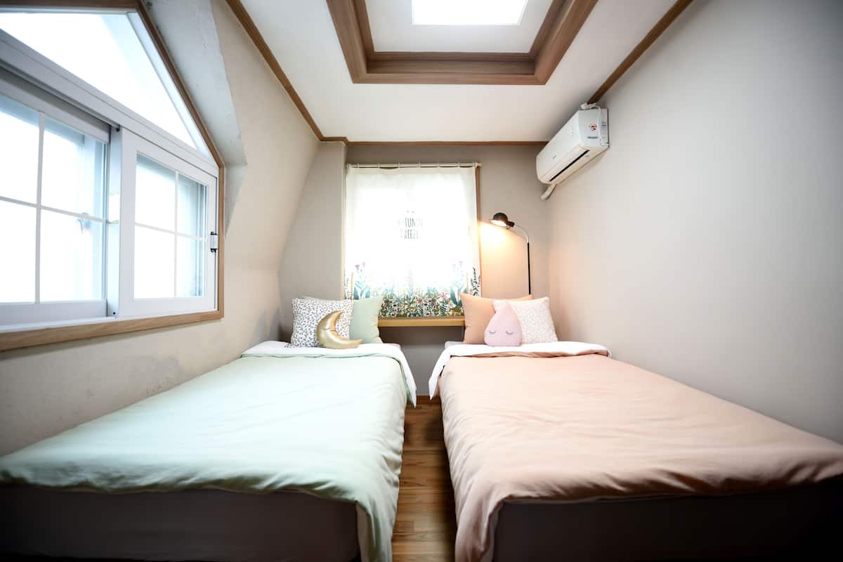 Twin Room | Iron/ironing board, free WiFi, bed sheets