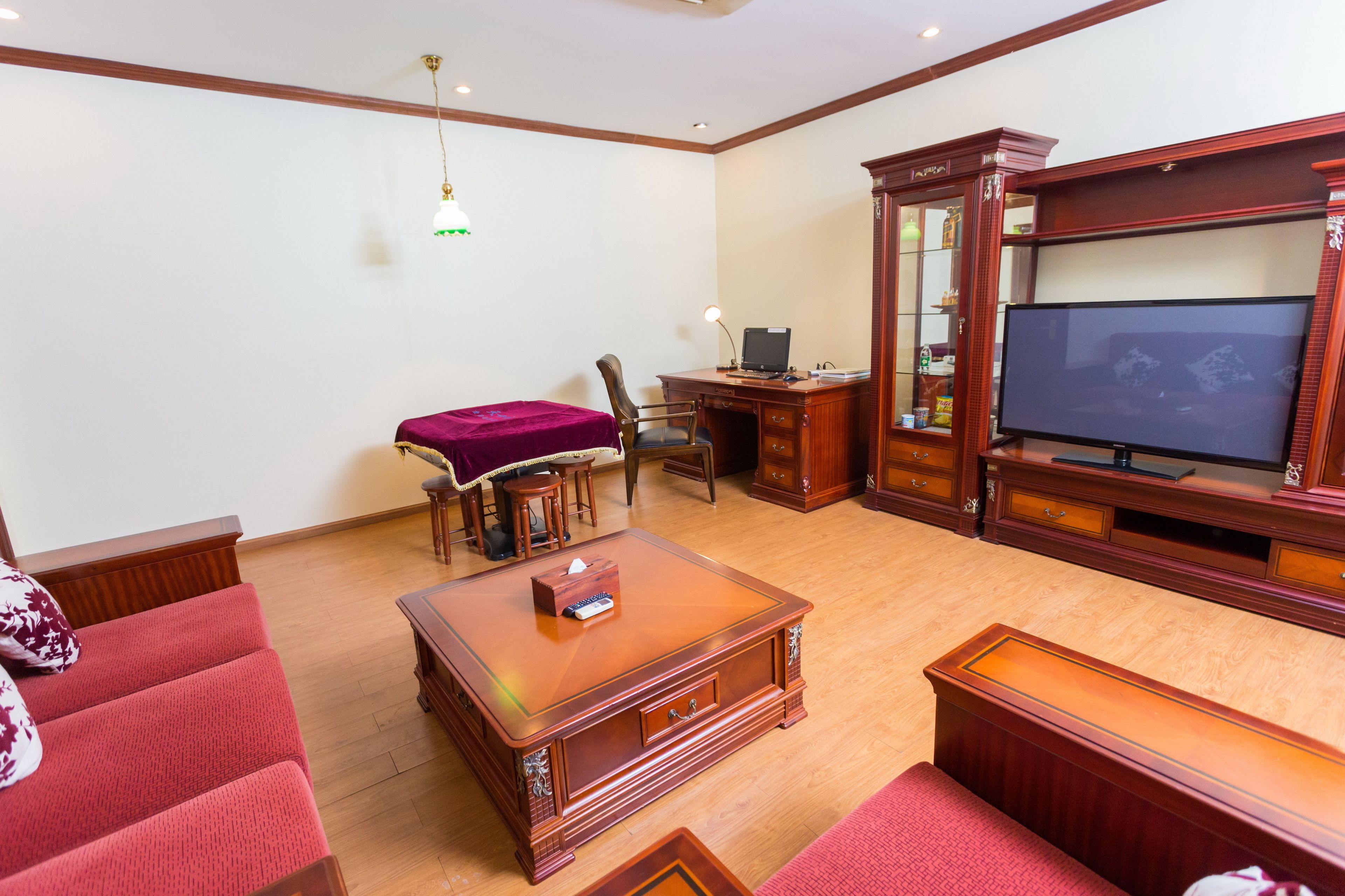 suite, 1 bedroom, hot tub | living room | 32-inch led tv with digital channels, tv, pay films