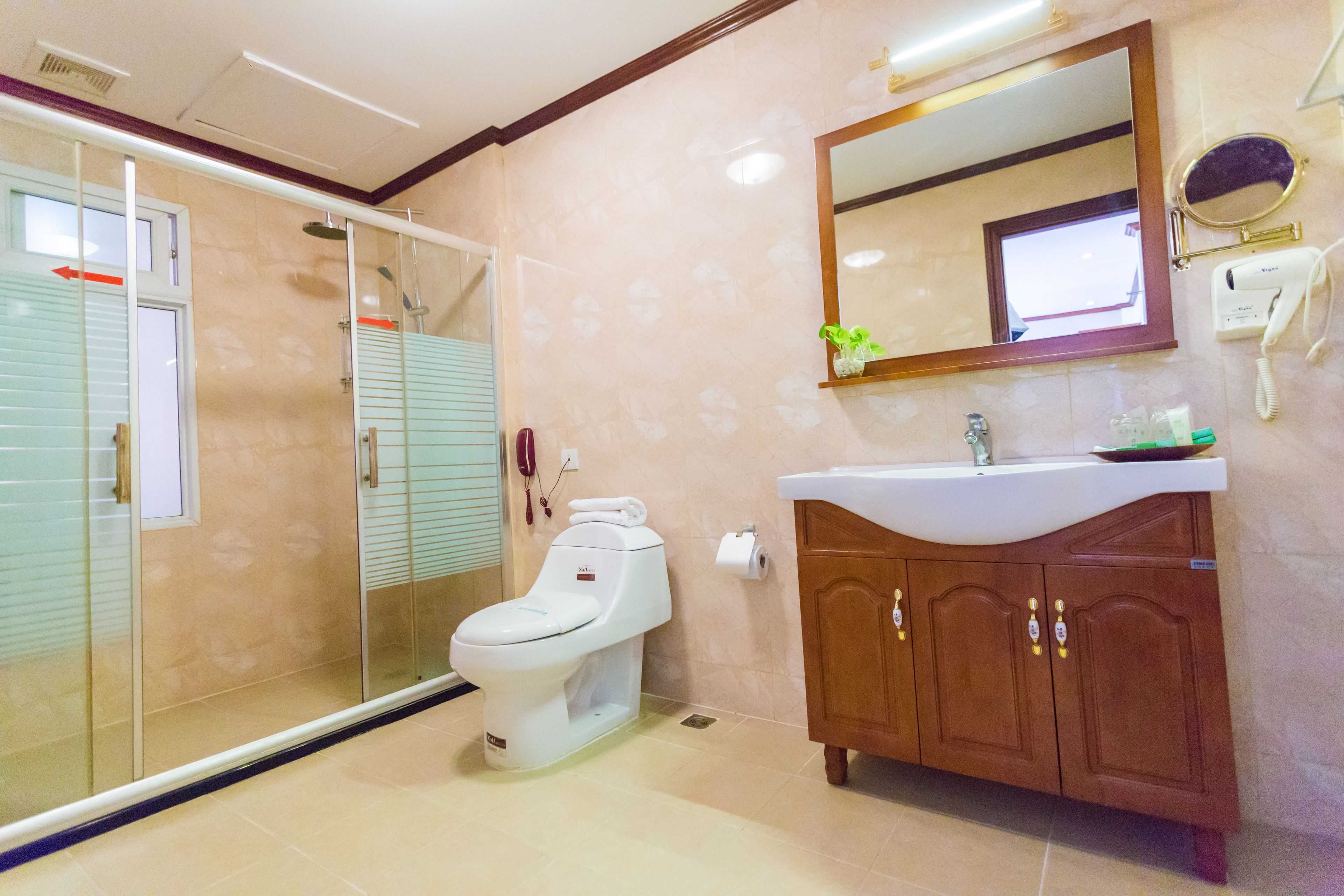executive room, 1 double bed, refrigerator, river view | bathroom | free toiletries, slippers, towels