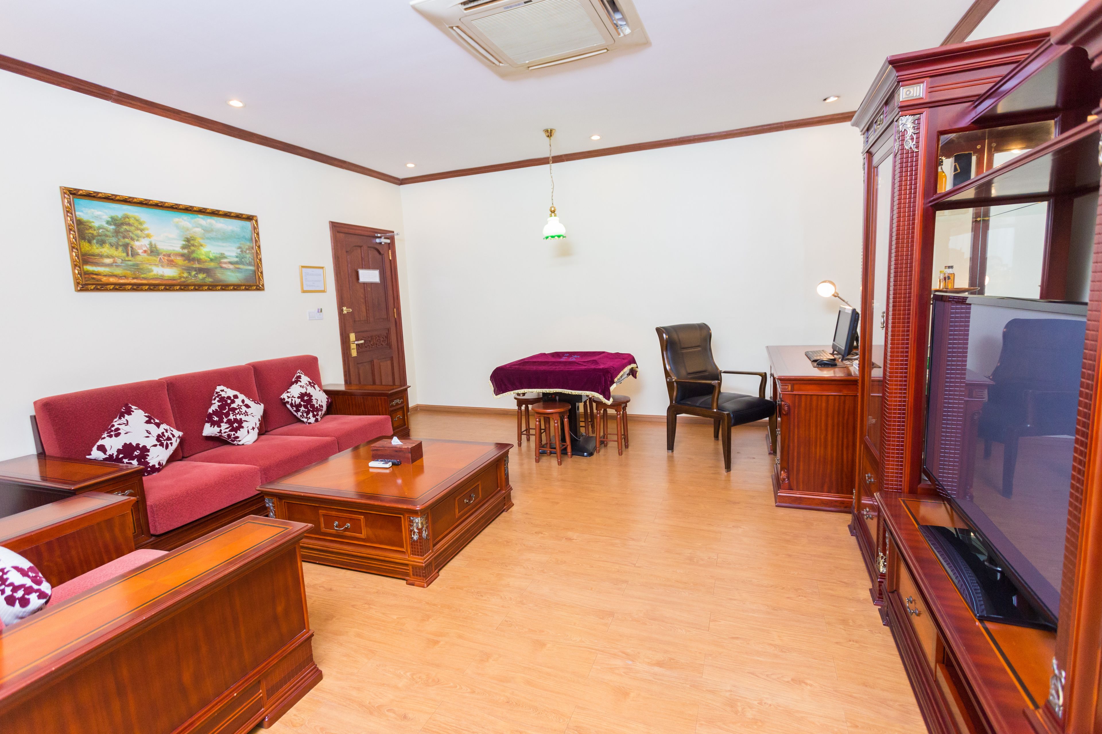 suite, 1 bedroom, hot tub | living room | 32-inch led tv with digital channels, tv, pay films