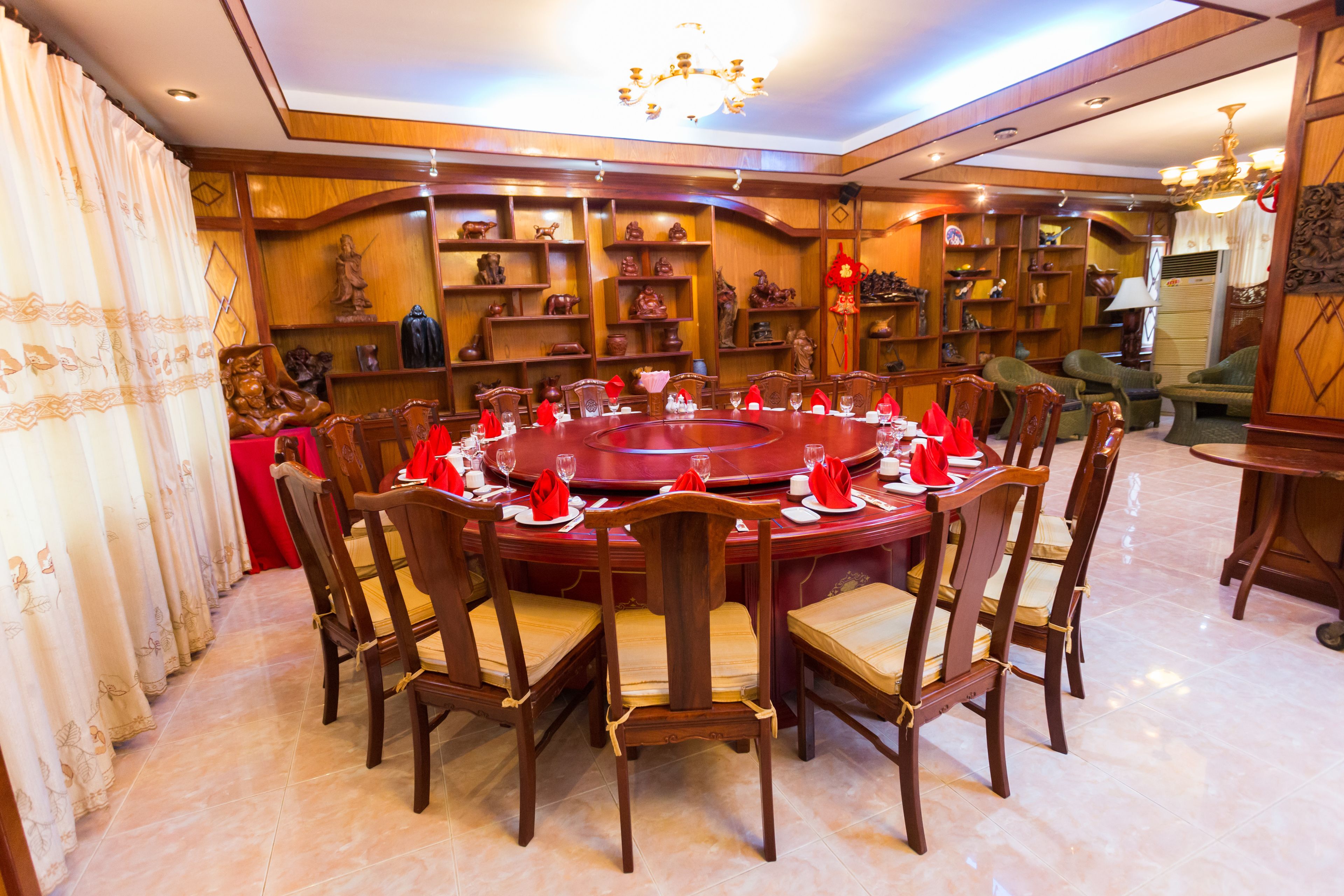 breakfast, lunch, dinner served; chinese cuisine