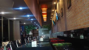 Breakfast, lunch, dinner served; Thai cuisine