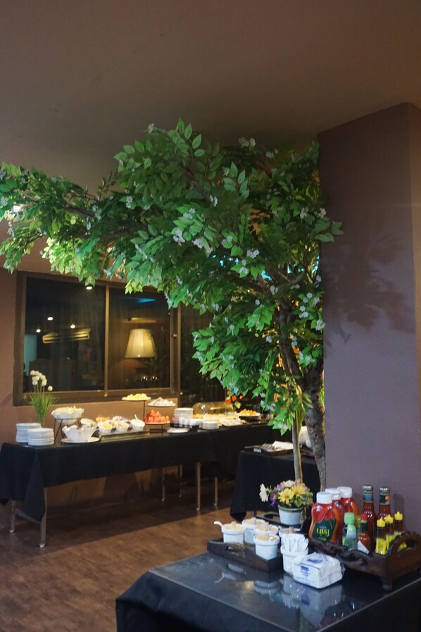 Breakfast, lunch, dinner served; Thai cuisine - Bangkok Travel Suites (Nonthaburi)