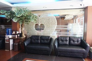 Lobby sitting area - Bangkok Travel Suites (Nonthaburi)