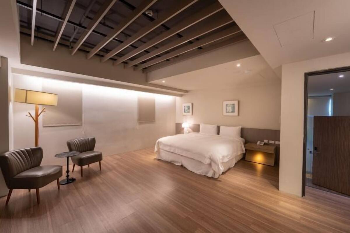 Premium bedding, free minibar, individually decorated