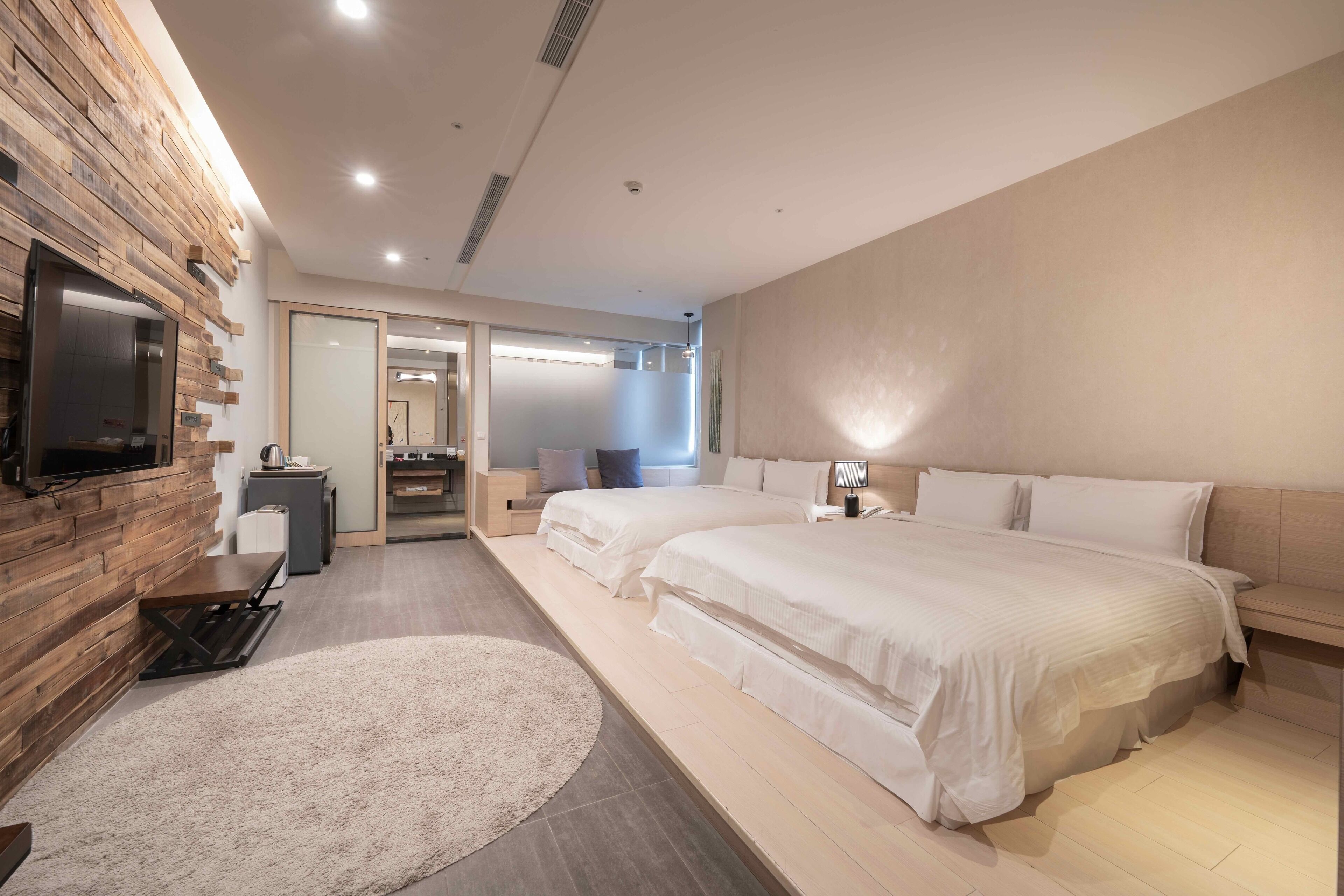 Habitación cuádruple Deluxe, en una planta alta | Ropa de cama de alta calidad y minibar con artículos gratuitos