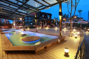 供應午餐和晚餐，亞洲料理