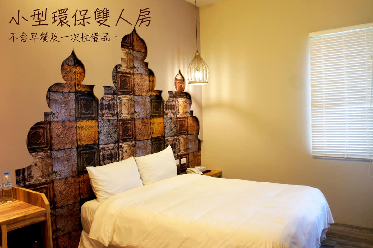 Basic Double Room, 1 Katil Kelamin (Double), Bathtub | 1 bilik tidur, peralatan tempat tidur premium, bar mini percuma