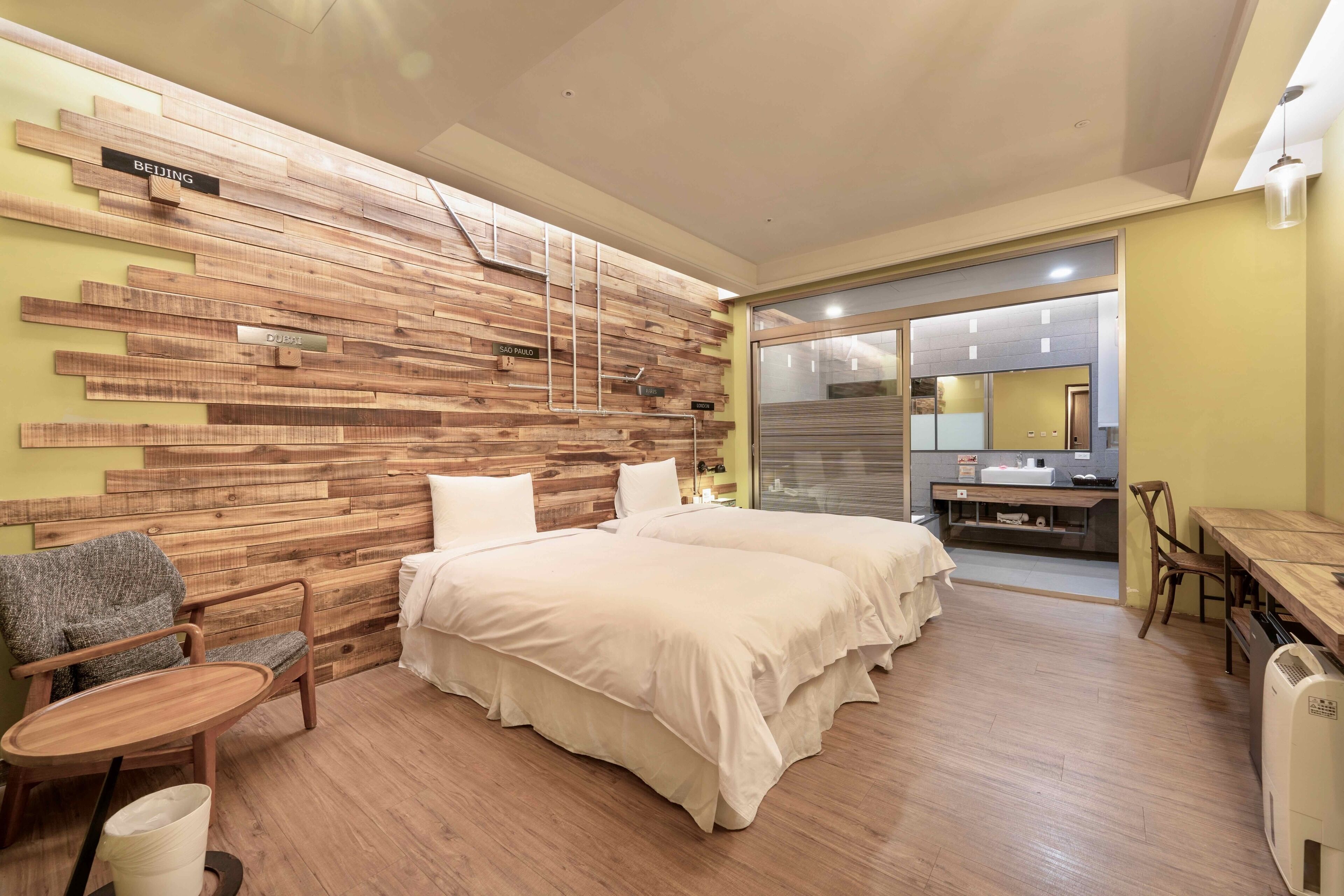 Habitación estándar con 2 camas individuales | Ropa de cama de alta calidad y minibar con artículos gratuitos