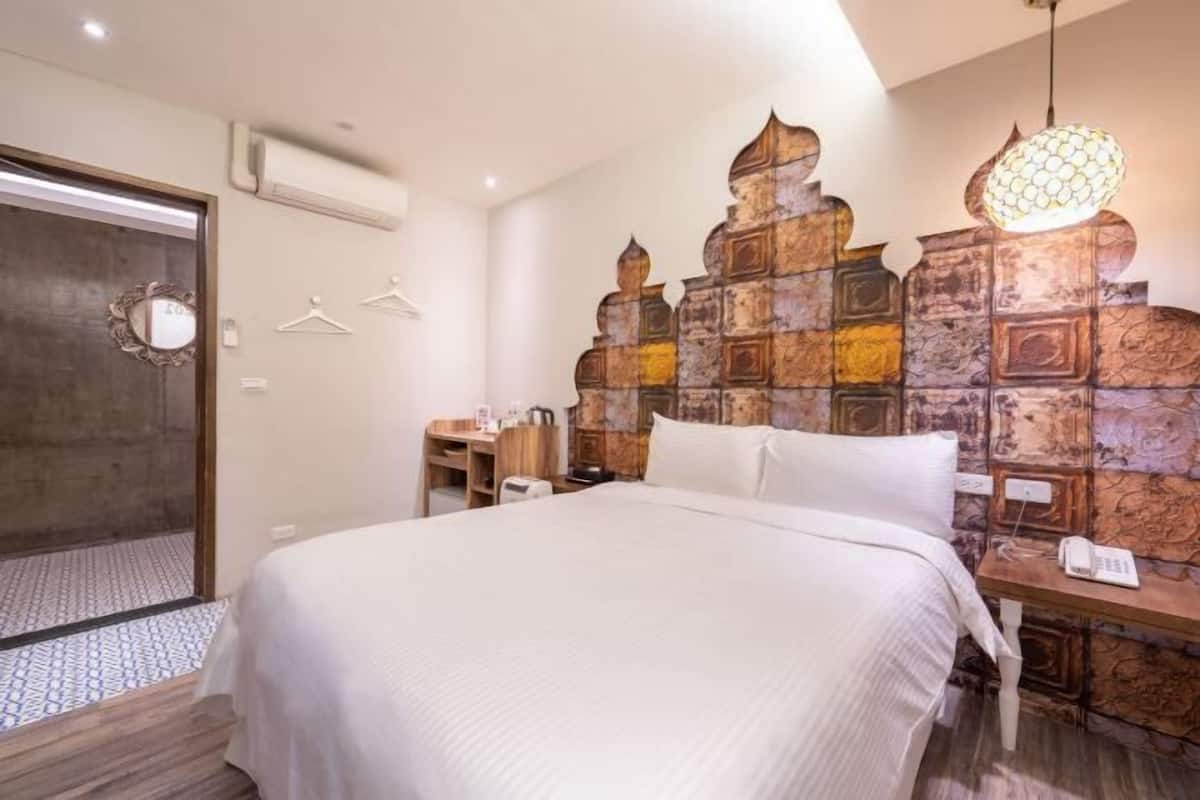 Premium bedding, free minibar, individually decorated