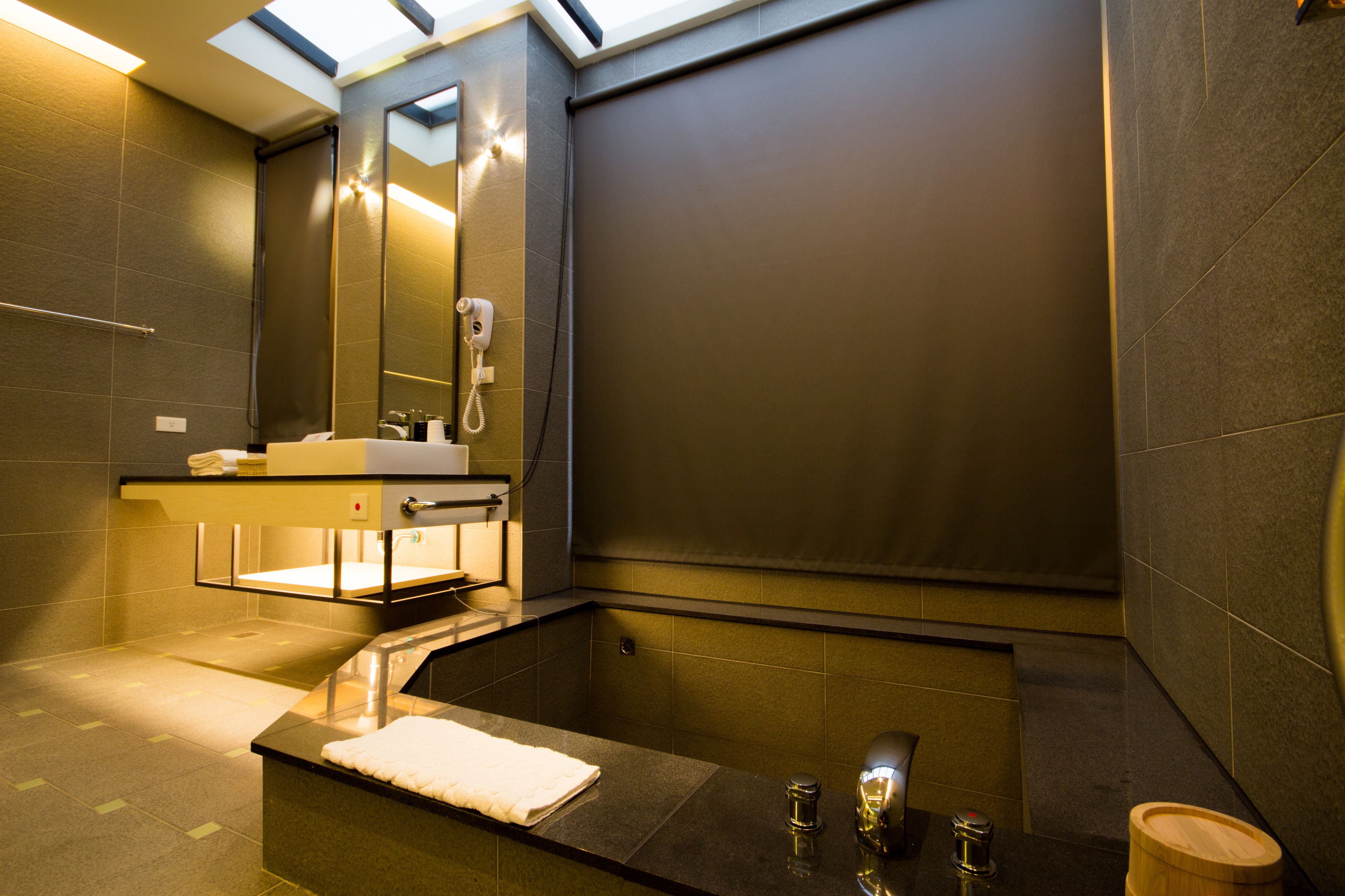 separate bathtub and shower, spring water bathtub, rainfall showerhead