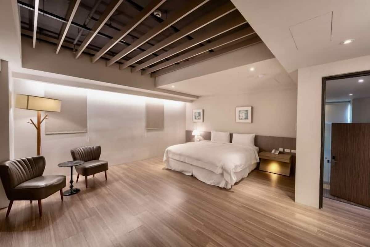 Premium bedding, minibar (free items), WiFi (free)