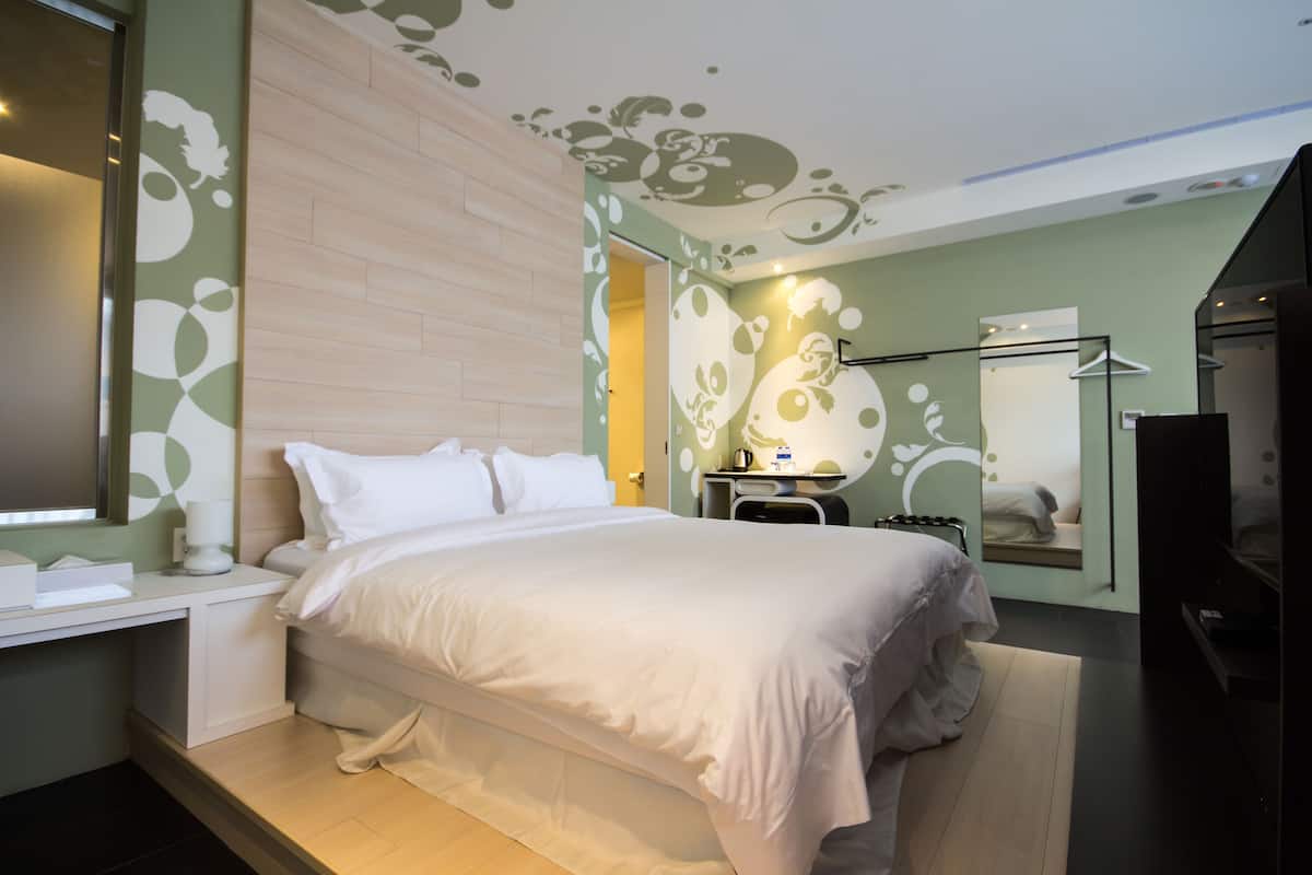 Deluxe Double Room, 1 Katil Kelamin (Double), Accessible | 1 bilik tidur, peralatan tempat tidur premium, bar mini percuma