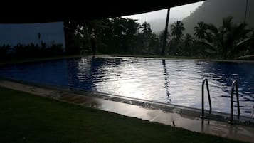 Piscine extérieure, parasols de plage, chaises longues