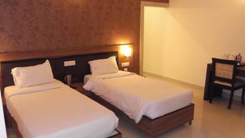 Premier Room | Premium bedding, minibar, in-room safe, desk