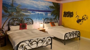 Un dormitorio con dos camas, un mural de playa, una araña y una decoración de guitarra en la pared.