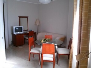 Bungalow, 2 Bedrooms | Living room