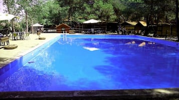 Piscine extérieure (ouverte en saison), parasols de plage