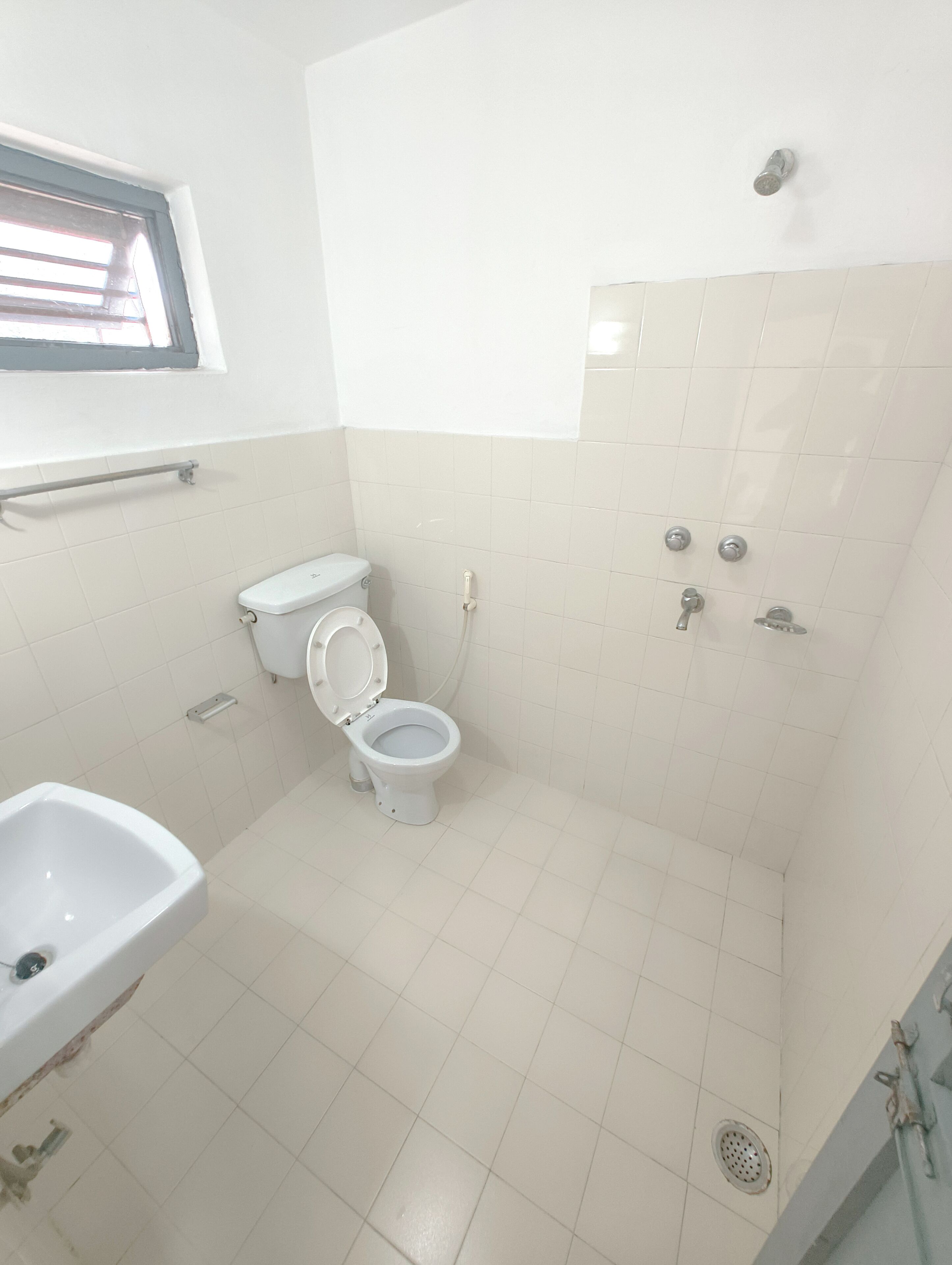 shower, free toiletries, hair dryer, slippers